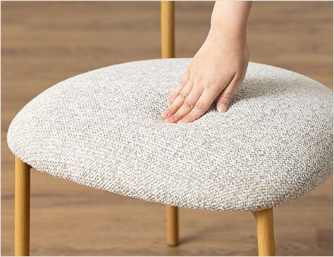 掛け心地の良い大きな座面クッション