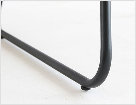 空間を引き締める黒スチール脚